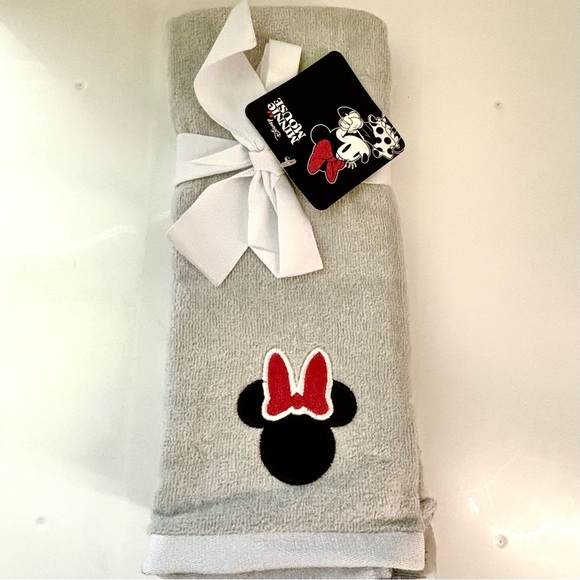 NWT Set of 2 Minnie Mouse Hand Towels Gray - Picture 1 of 6